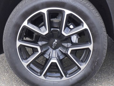 Used 2025 Chevrolet Suburban RST w/ Comfort Package image 5