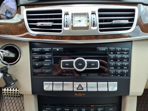Used 2014 Mercedes-Benz E 350 4MATIC Sedan image 25