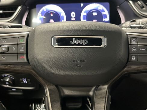 Used 2025 Jeep Grand Cherokee L Limited w/ Luxury Tech Group II AWD/4WD image 16