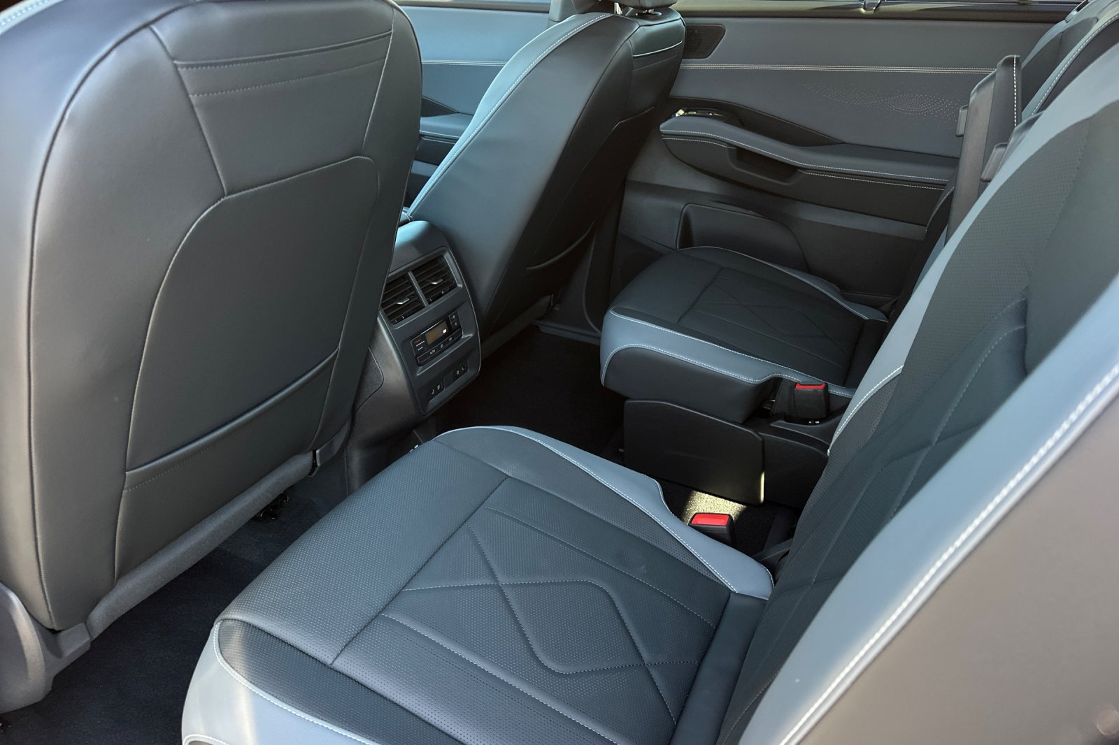 New 2027 Volkswagen Atlas SEL R-Line AWD/4WD image 12