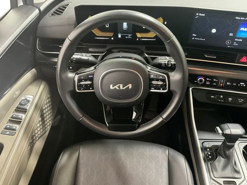 Used 2025 Kia Carnival image 6