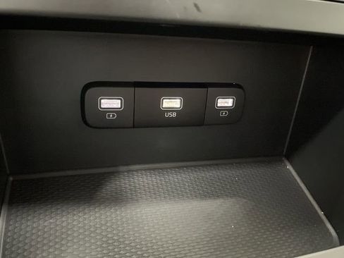 Used 2024 Kia Carnival LX image 26