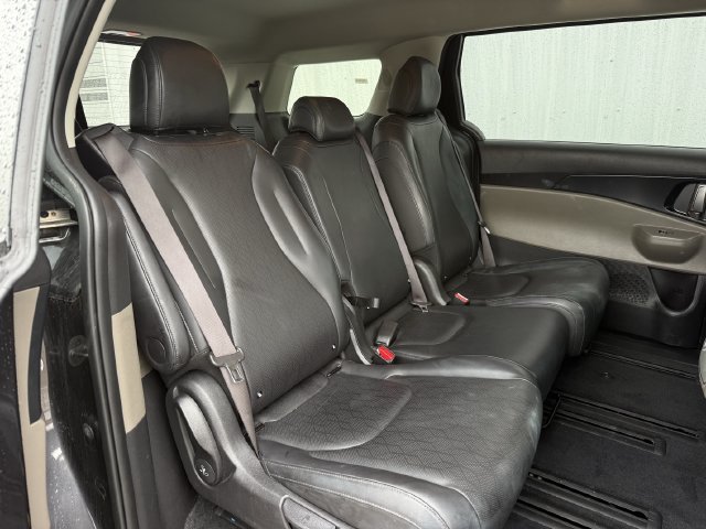 Used 2025 Kia Carnival FWD image 30