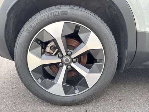 Certified 2025 Volvo XC40 B5 Plus AWD/4WD image 9
