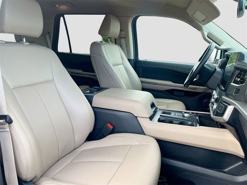 Used 2024 Ford Expedition XLT image 29