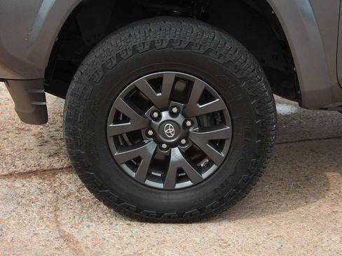 Used 2021 Toyota Tacoma SR5 AWD/4WD image 16