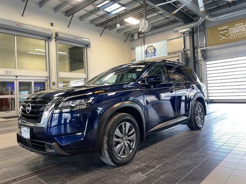 Used 2024 Nissan Pathfinder SV w/ Cargo Package image 4