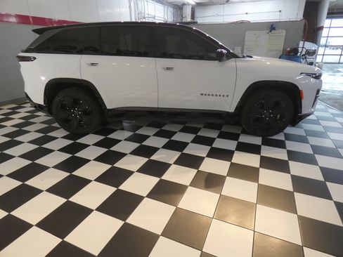 Used 2024 Jeep Wagoneer Launch Edition image 4