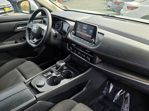 Used 2025 Nissan Rogue SV AWD/4WD image 9
