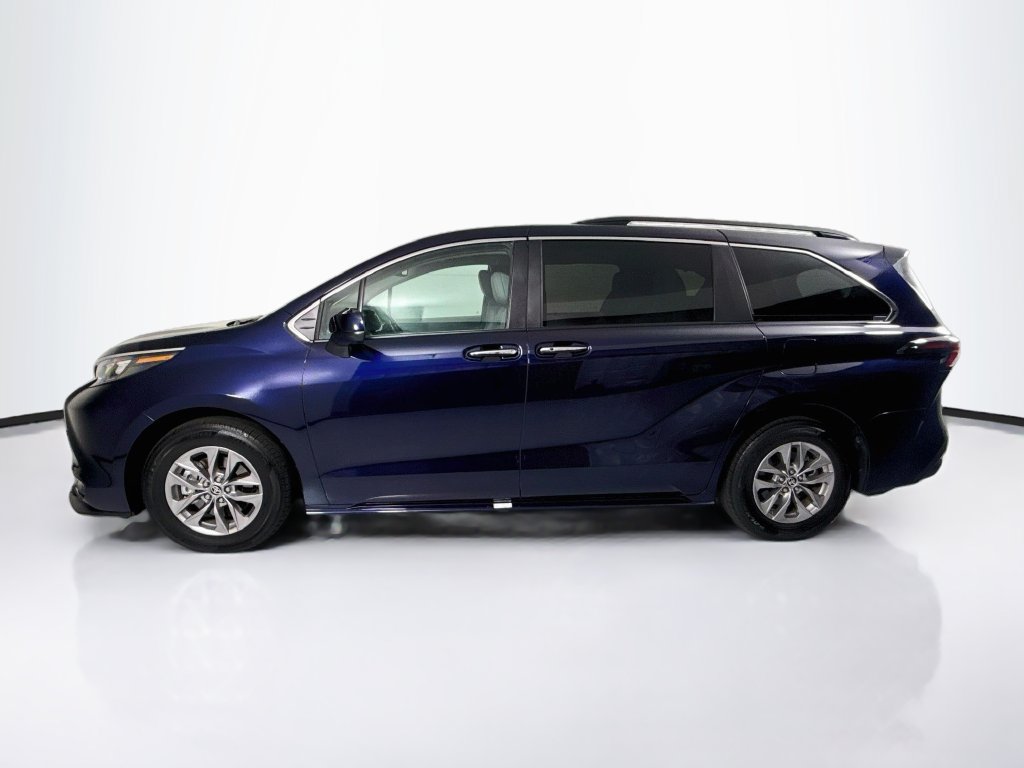 Used 2026 Toyota Sienna XLE FWD image 8