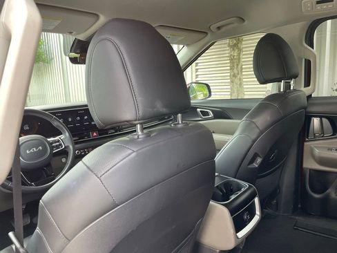Used 2025 Kia Carnival FWD image 27