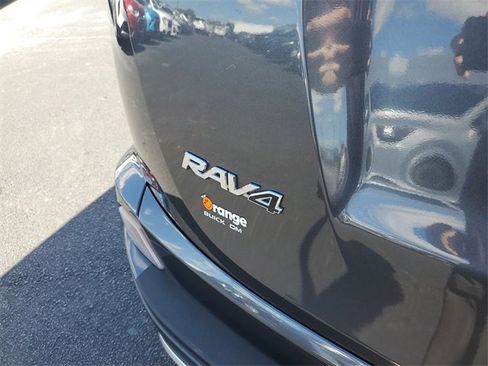 Used 2017 Toyota RAV4 SE image 9