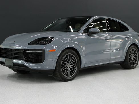 Used 2025 Porsche Cayenne Turbo AWD/4WD image 39
