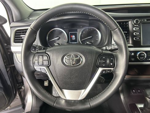 Used 2019 Toyota Highlander XLE AWD/4WD image 29
