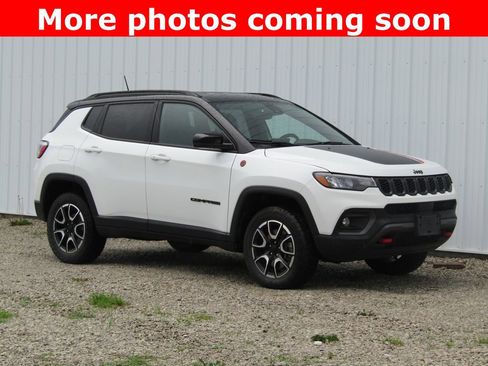 Used 2024 Jeep Compass Trailhawk AWD/4WD image 1