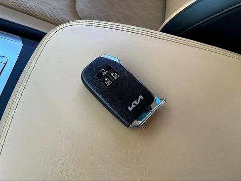 Used 2024 Kia Carnival LX FWD image 37