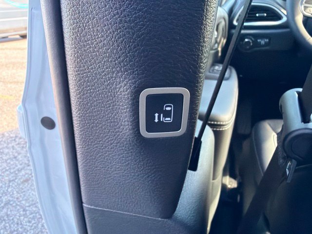 New 2027 Chrysler Pacifica Select FWD image 9