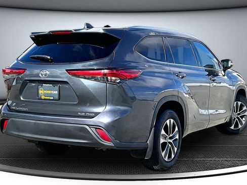 Used 2021 Toyota Highlander XLE AWD/4WD image 6