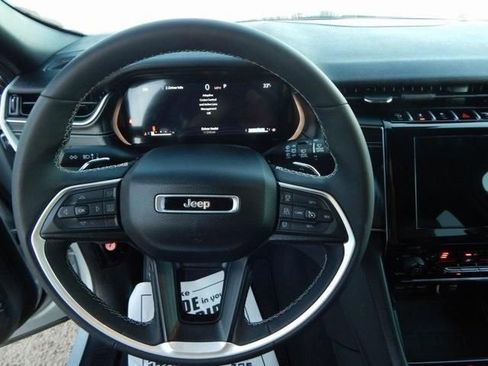 Used 2024 Jeep Grand Cherokee Altitude AWD/4WD image 18