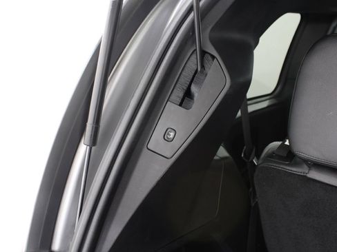 Used 2014 Chrysler Town & Country S FWD image 17