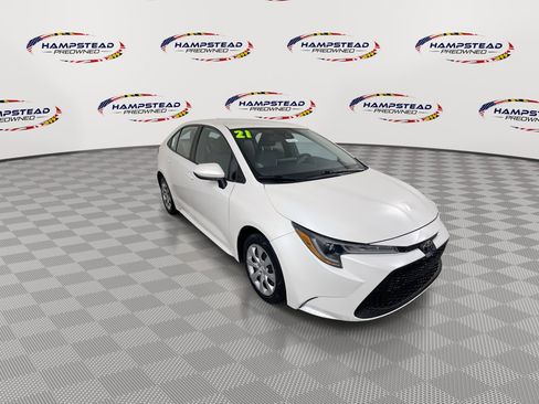 Used 2021 Toyota Corolla LE image 2