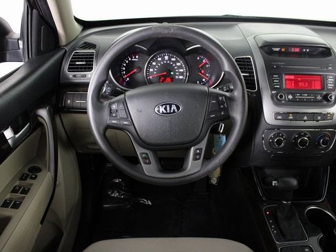 Used 2014 Kia Sorento LX image 4