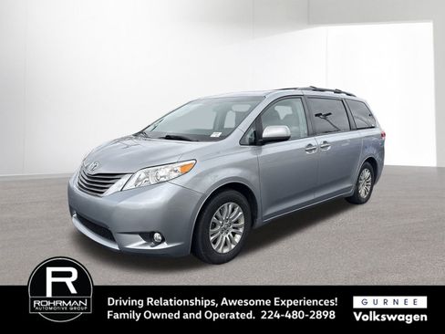 Used 2014 Toyota Sienna XLE image 4