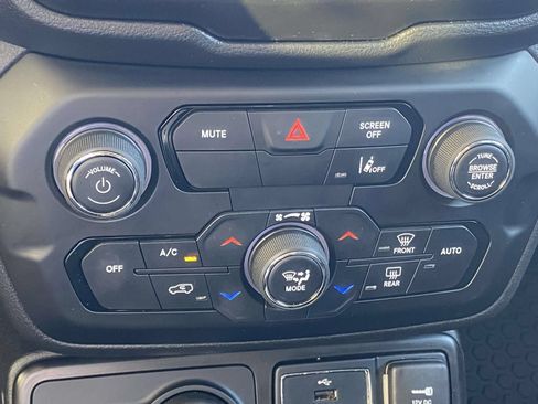 Used 2023 Jeep Renegade Trailhawk AWD/4WD image 40