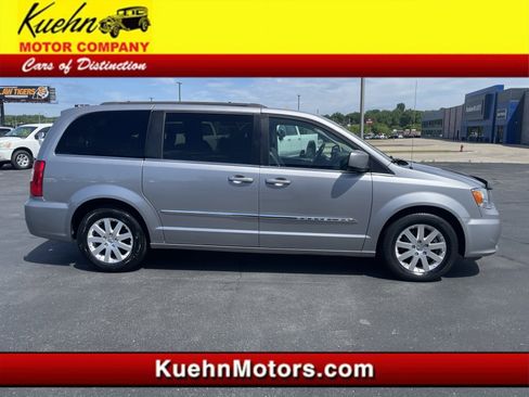 Used 2016 Chrysler Town & Country Touring FWD image 1