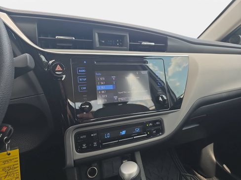 Used 2018 Toyota Corolla LE FWD image 19