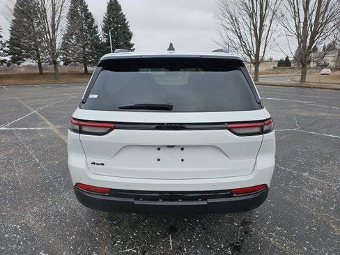 Used 2023 Jeep Grand Cherokee Altitude image 5