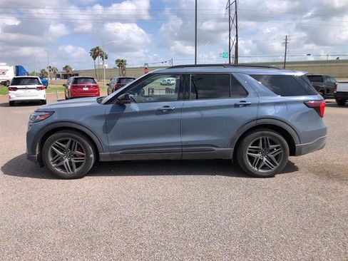 Used 2025 Ford Explorer ST image 4