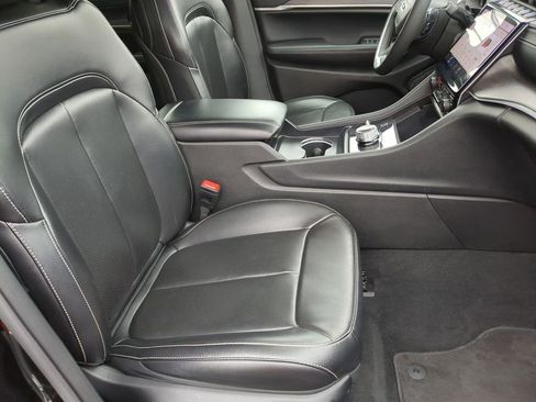 Used 2024 Jeep Grand Cherokee L Limited w/ Luxury Tech Group II image 32