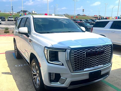 Used 2021 GMC Yukon Denali w/ LPO, Illumination Package AWD/4WD image 3