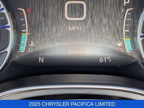 Used 2025 Chrysler Pacifica Limited FWD image 24