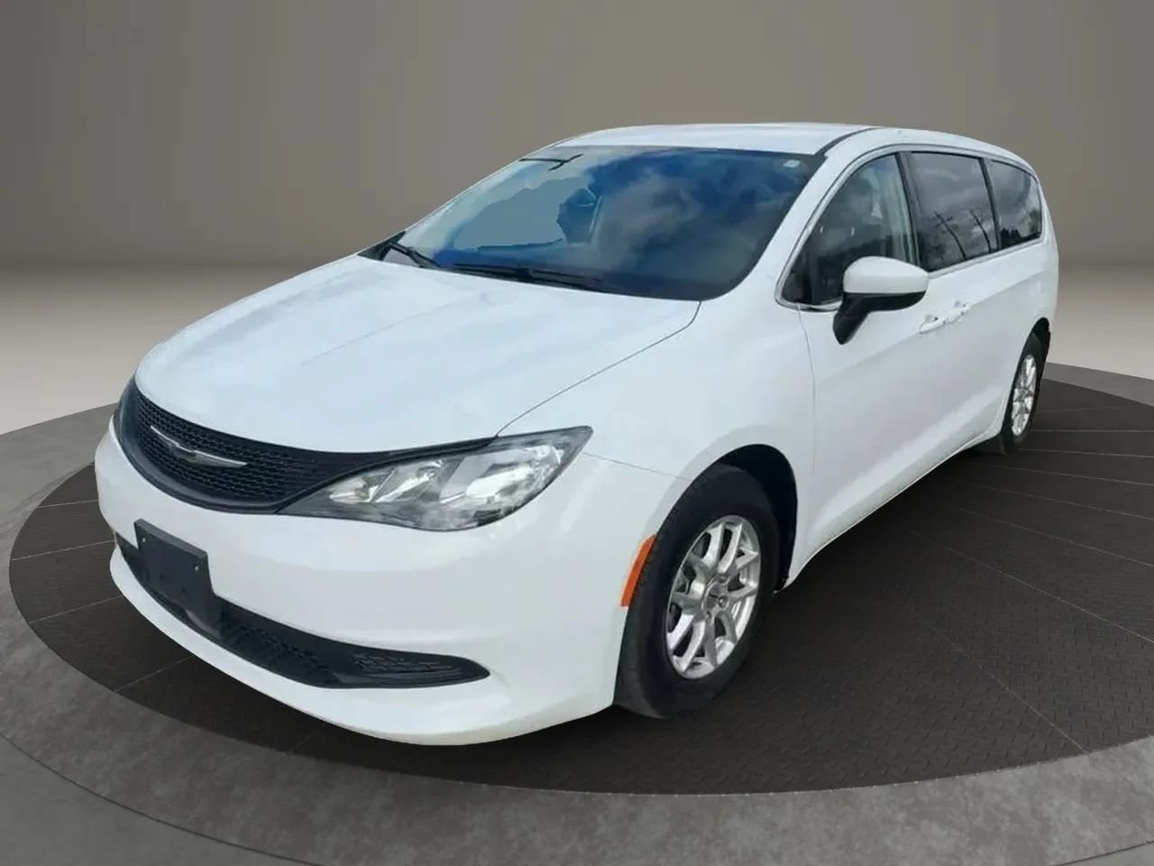Used 2022 Chrysler Voyager LX FWD image 1