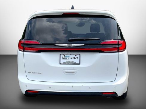 Used 2024 Chrysler Pacifica Touring-L FWD image 6