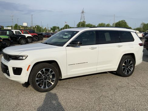 Used 2023 Jeep Grand Cherokee L Overland w/ Advanced Protech Group III AWD/4WD image 4