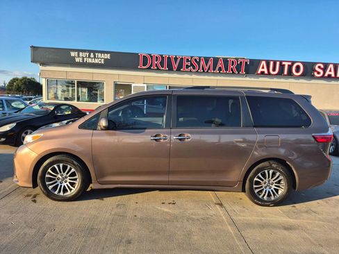 Used 2019 Toyota Sienna XLE image 8