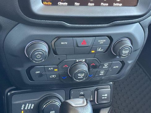 Used 2023 Jeep Renegade Latitude w/ Sun/Sound Group AWD/4WD image 20