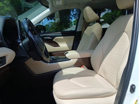 Used 2022 Toyota Highlander XLE FWD image 21
