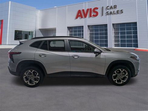 Used 2025 Chevrolet Trax LT w/ LT Convenience Package image 3