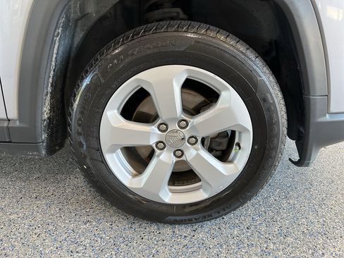 Used 2019 Jeep Compass Latitude FWD image 31