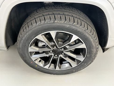 Used 2023 Jeep Grand Cherokee Overland w/ Luxury Tech Group IV AWD/4WD image 11