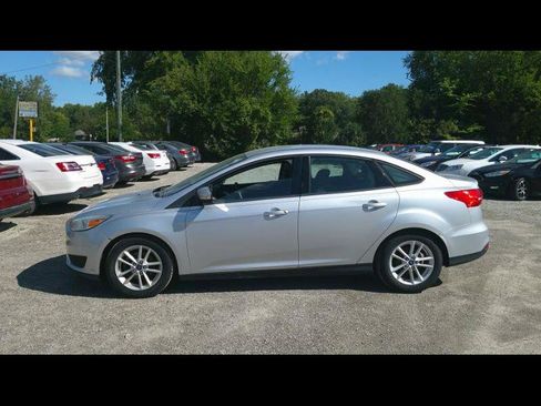 Used 2015 Ford Focus SE FWD image 1