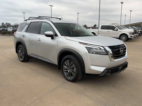 Used 2024 Nissan Pathfinder SV image 2
