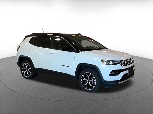Used 2025 Jeep Compass Limited AWD/4WD image 2