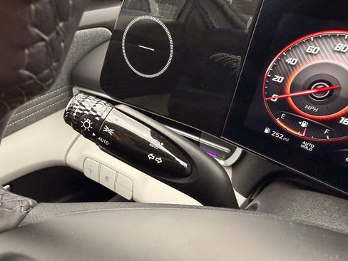 Used 2025 Hyundai Elantra Limited image 19