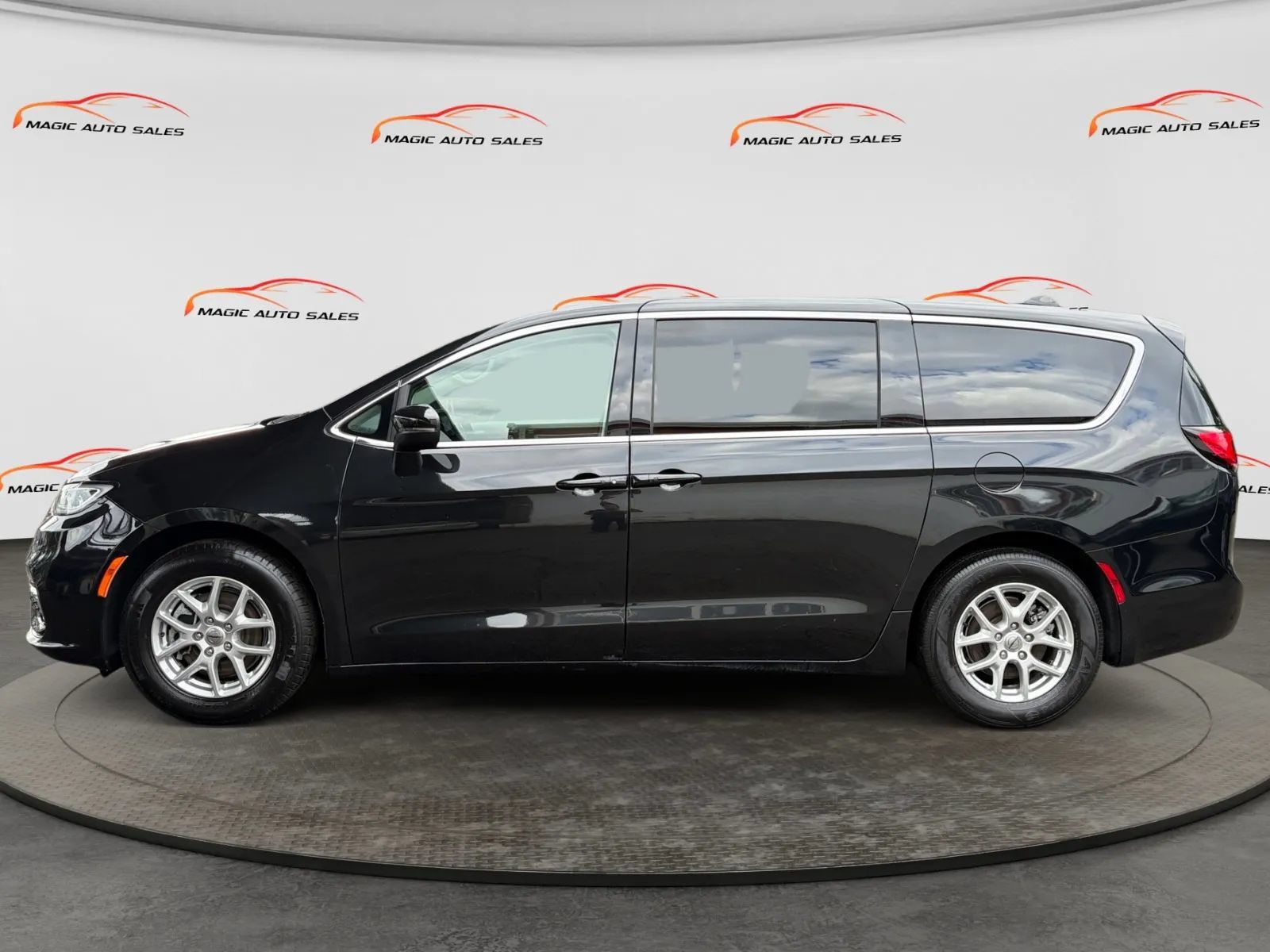 Used 2023 Chrysler Pacifica Touring-L FWD image 7