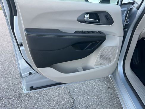 Used 2023 Chrysler Pacifica Touring-L image 44